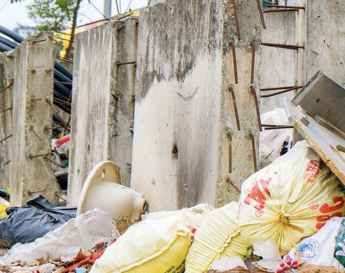 Tuyến đường nghìn tỉ chậm tiến độ, người dân khốn khổ vì ngập ngụa rác thải