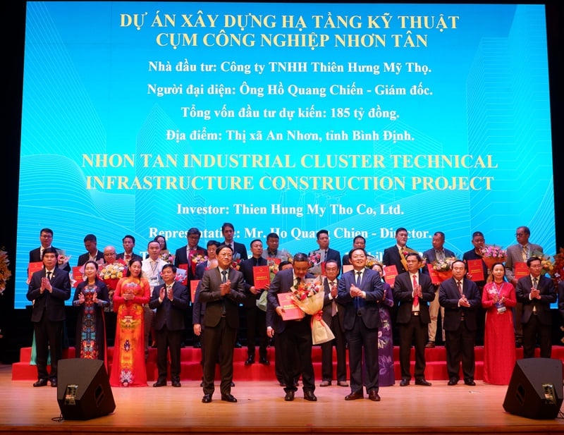 Công ty TNHH Thiên Hưng Mỹ Thọ nhận bản ghi nhớ đầu tư dự án Cụm công nghiệp Nhơn Tân vào ngày 28/3/2025