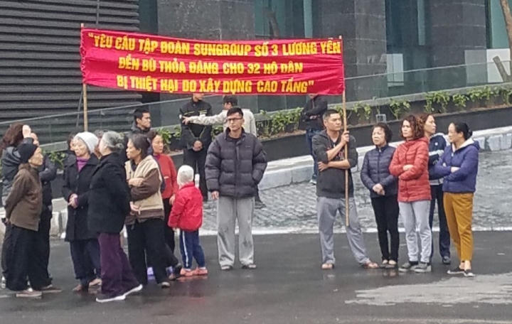 Người dân căng bang rôn khu vực dự án Sun Grand City Ancora đòi đèn bù thiệt hại