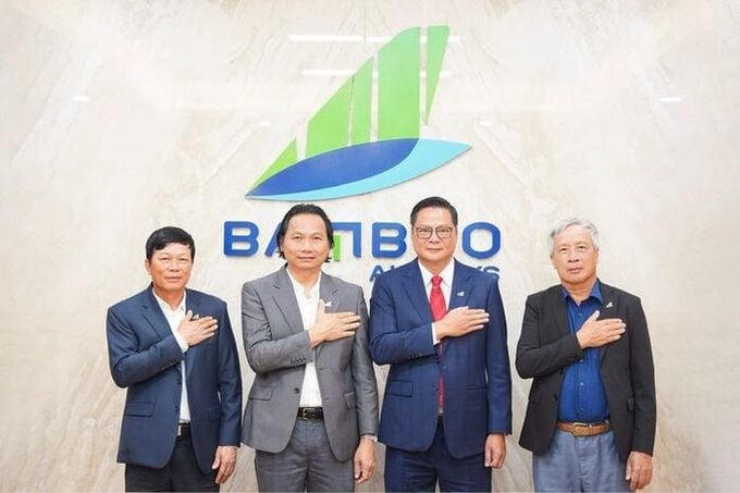 Ông Phạm Ngọc Vịnh (thứ hai từ phải sang), tân Chủ tịch HĐQT Bamboo Airways.