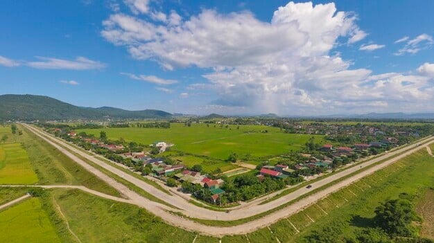 Tuyến đê La Giang bảo vệ an toàn cho hơn 300.000 người dân và hơn 48.000ha đất canh tác (Ảnh: Internet) &nbsp;