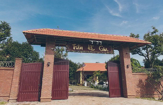 Bên ngoài của biệt phủ Trần Lê Gia