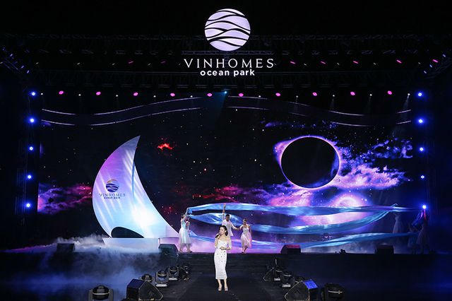 Mỹ Tâm diện váy xẻ sâu, “phiêu” trên sân khấu Thành phố biển hồ