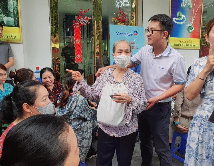 Cụ bà mang tiền mặt đi mua vàng.