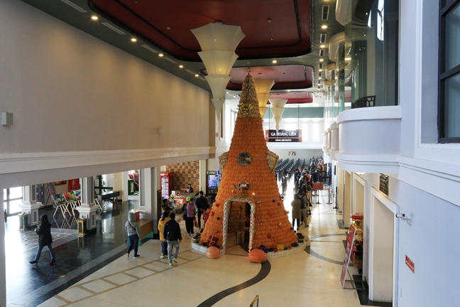 Hang ngan du khach do ve Fansipan, hao huc check-in cay thong anh sang khong lo