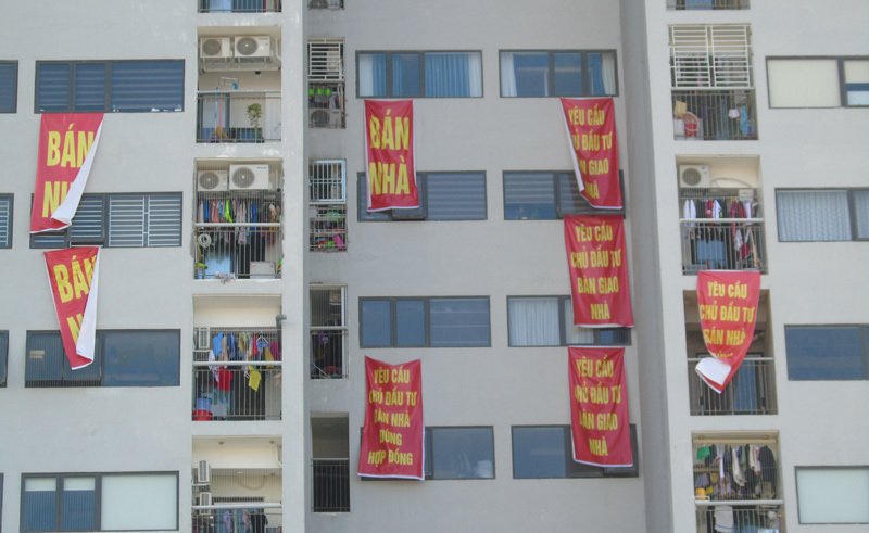Cư dân Bảo Sơn treo biển “bán nhà” để phản đối chủ đầu tư.