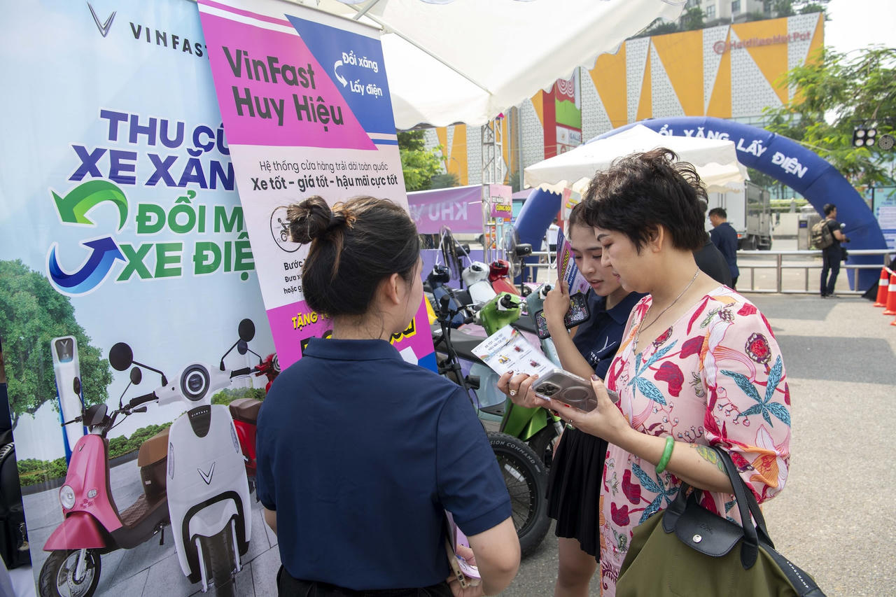 Người dân tìm hiểu và trải nghiệm sản phẩm xe máy điện VinFast tại sự kiện “Đổi xăng lấy điện - Cùng VinFast kiến tạo tương lai xanh" &nbsp;