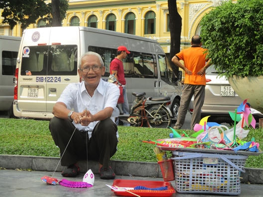  Giua Sai Gon nao nhiet co cu ong ngoi ban ‘ve ve tuoi tho’