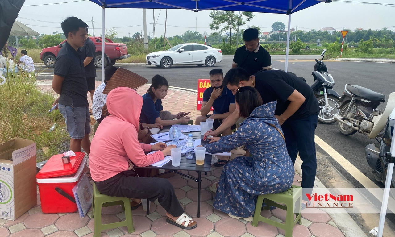 Trúng đấu giá đất Phúc Thọ - Hà Nội: Ra khỏi 'sàn', bán cọc chênh cả 300 triệu