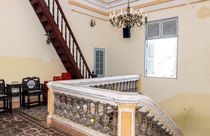 Cầu thang gỗ dẫn lên sân thượng