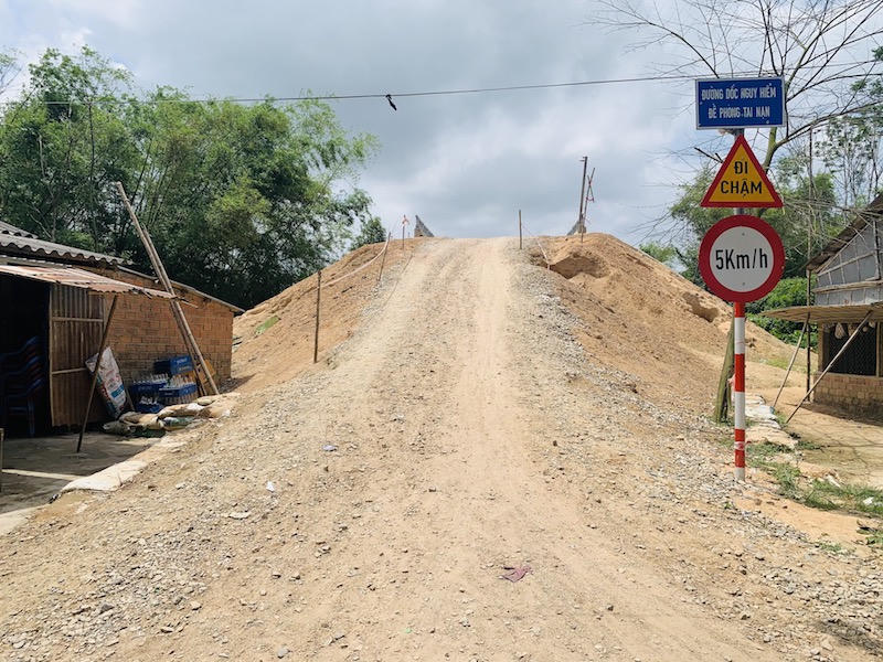 Dốc lên cầu quá cao khiến người dân lưu thông qua đây rất khó khăn. &nbsp;