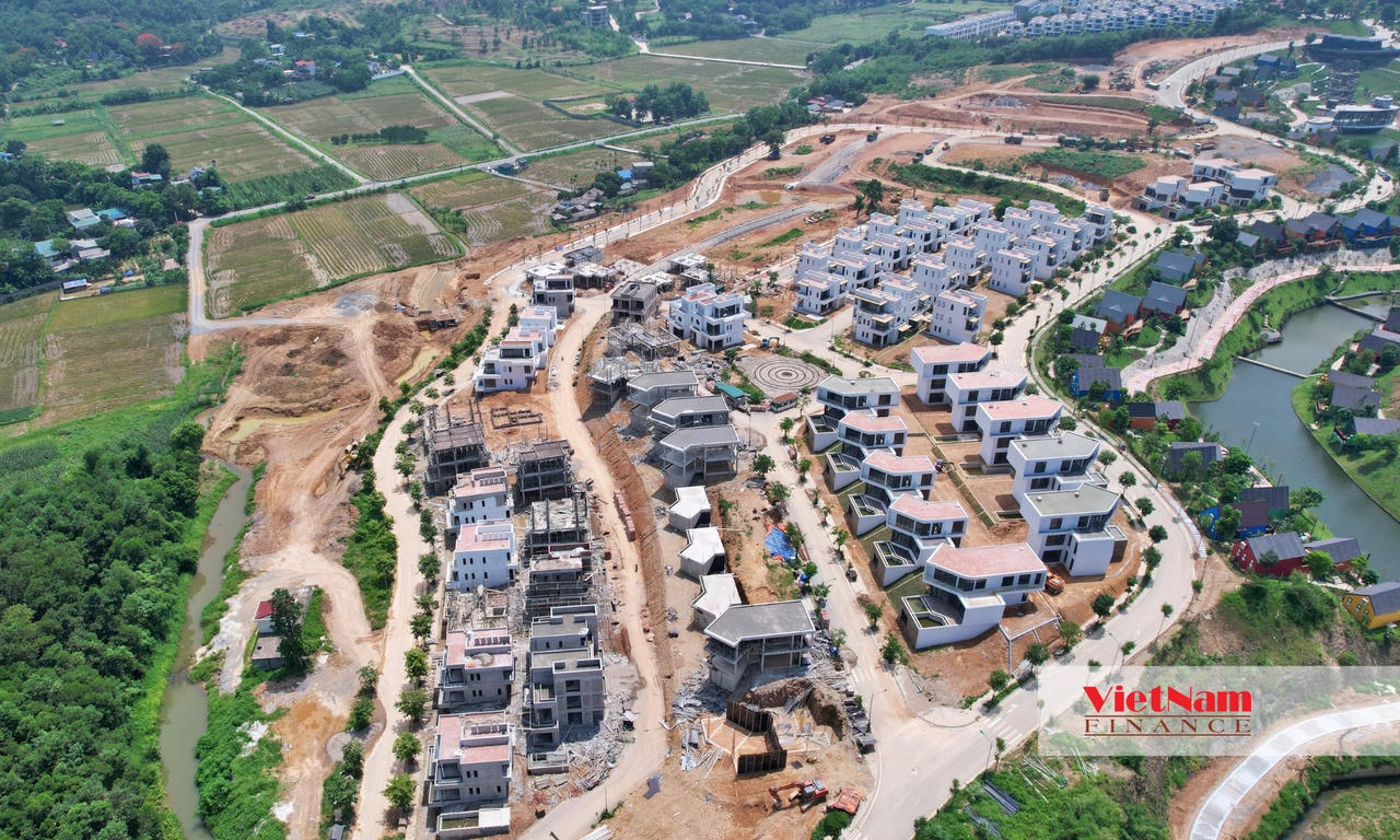 Theo tìm hiểu của VietnamFinance, hiện nay nhiều hạng mục của dự án cơ bản đã được hoàn thiện, chỉ còn một số ít vẫn đang trong quá trình xây dựng dang dở. Bên cạnh đó, 85% sản phẩm đã được chủ đầu tư bán hết. Còn làm sổ thì trong đợt 1, chỉ mới được khoảng 60 căn đang tách sổ từ chủ đầu tư.