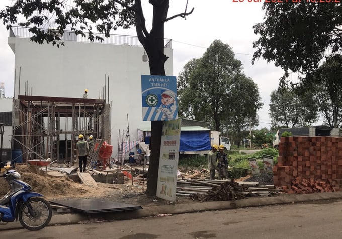 Trước đó, vào 15 giờ, ngày 6/6/2024, Tổ công tác của Thanh tra Sở Xây dựng Tp.HCM đã lập Biên bản yêu cầu chủ đầu tư và đơn vị thi công ngừng việc thi công tại công trình, do chủ đầu tư thi công xây dựng nhà ở khi đã hết thời hạn thực hiện dự án. &nbsp;