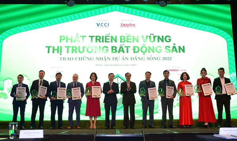 Ban tổ chức công bố và trao chứng nhận cho các dự án đáng sống. &nbsp;