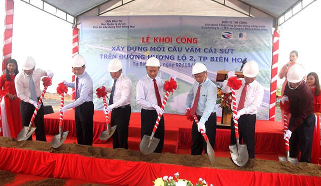 C&aacute;c đại biểu thực hiện nghi thức khởi c&ocirc;ng cầu V&agrave;m C&aacute;i Sứt. &nbsp;