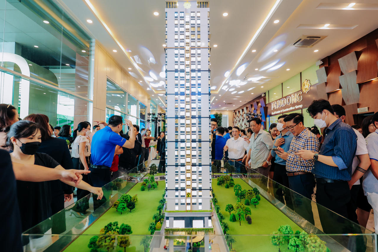 Khách hàng tham gia sự kiện khai trương căn hộ mẫu Phú Đông Group