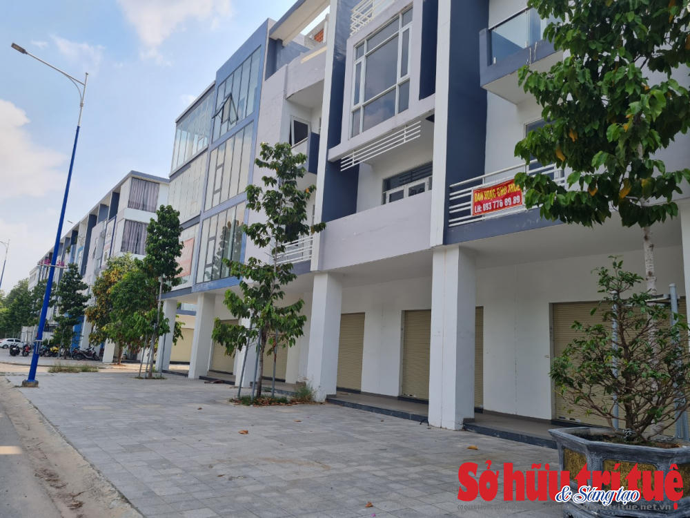 &nbsp;Dù được gọi là Thành phố Mới nhưng ở đây chung cư, nhà ở và các công trình khác vẫn còn thưa thớt, chưa đáp ứng được nhu cầu của người dân. Một số công trình ít ỏi khiến giới đầu tư không mặn mà dẫn đến bỏ không nhiều. Mặt khác giá đất, nhà ở đây rất cao.