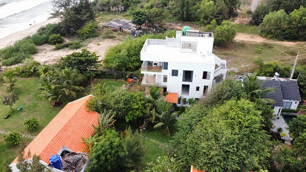 Phan Thiết: Biệt thự xây không phép giữa khu dân cư lụp xụp, tồi tàn