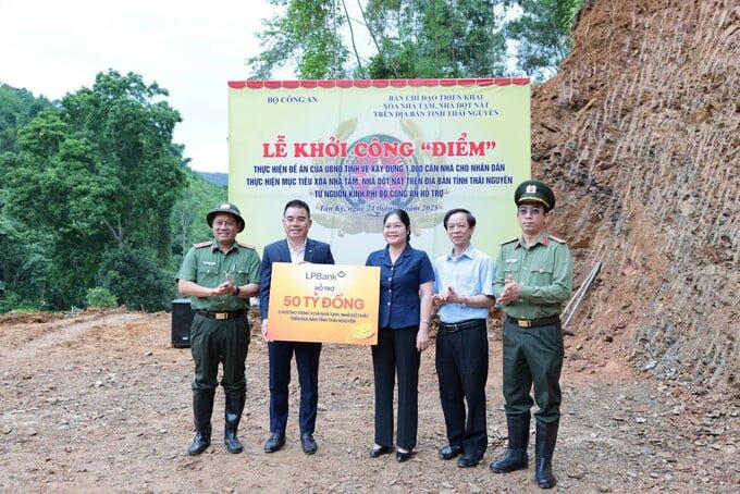 Ông Hồ Nam Tiến, Phó Chủ tịch Thường trực HĐQT LPBank trao tặng 50 tỷ đồng cho tỉnh Thái Nguyên