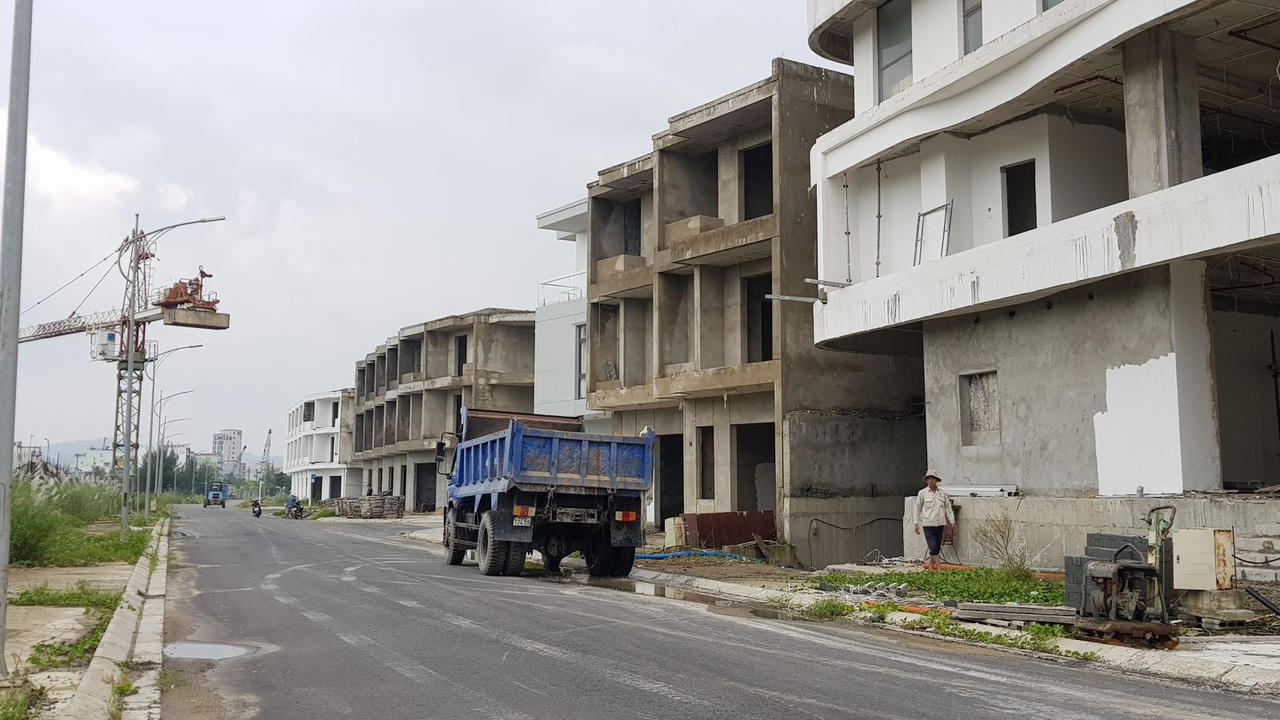 Việc đầu tư, xây dựng, mua bán hàng loạt căn hộ, biệt thự thuộc dự án The Sunrise Bay khi dự án chưa đủ điều kiện pháp lý, bị Thanh tra Chính phủ kiến nghị thu hồi khiến người dân và doanh nghiệp lao đao &nbsp;