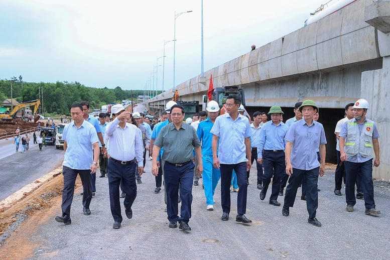 Thủ tướng Phạm Minh Chính kiểm tra tiến độ dự án đường cao tốc Vạn Ninh – Cam Lộ - Ảnh: VGP/Nhật Bắc