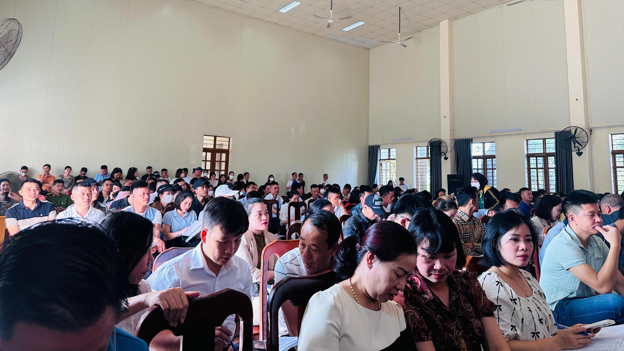 Nhiều người dân quan tâm lô đấu giá đến tham dự. &nbsp;