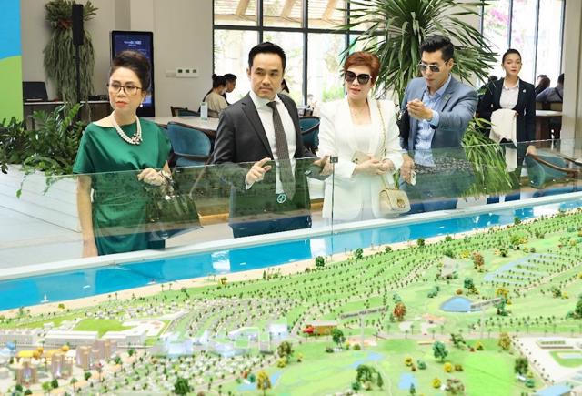 Shark Louis Nguyễn, CEO Đặng Thanh Hằng, Lê Ngọc Diệp trong chuyến tham quan NovaWorld Phan Thiet. &nbsp;