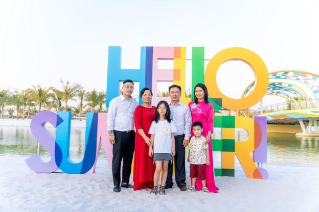 Gia đình khách hàng chụp ảnh tại Tổ hợp biển tạo sóng nhân tạo lớn nhất thế giới Royal Wave Park (đã được đưa vào vận hành từ 30/4/2022). &nbsp;