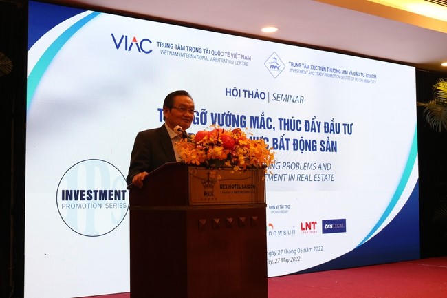 Ông Trần Du Lịch, Phó chủ tịch Trung tâm trọng tài Quốc tế Việt Nam phát biểu tại Hội thảo