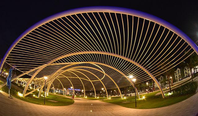 Mỹ Tâm diện váy xẻ sâu, “phiêu” trên sân khấu Thành phố biển hồ