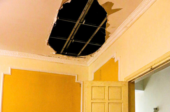 Trần nhà của khu du kịch từng nổi tiếng một thời bị hư hỏng nặng.