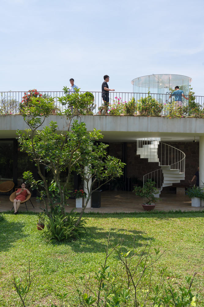 [Ảnh] Ngôi nhà hình elip với bể bơi, sân vườn ở vùng quê Nghệ An 