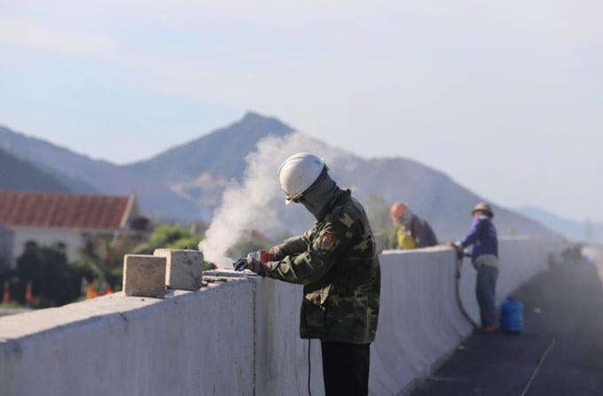 Hiện các công nhân đang hoàn thiện những hạng mục cuối cùng. Ảnh: Internet &nbsp;