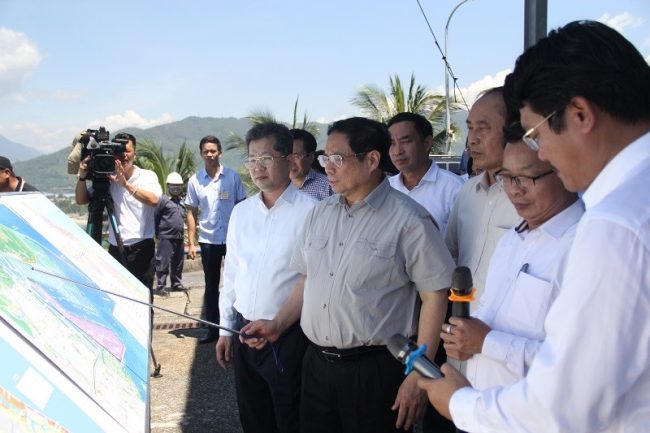 Thủ tướng Phạm Minh Chính nghe báo cáo và có ý kiến chỉ đạo một số vấn đề liên quan tại Dự án Cảng Liên Chiểu, Đà Nẵng (Nguồn ảnh: Báo Đầu tư) &nbsp;
