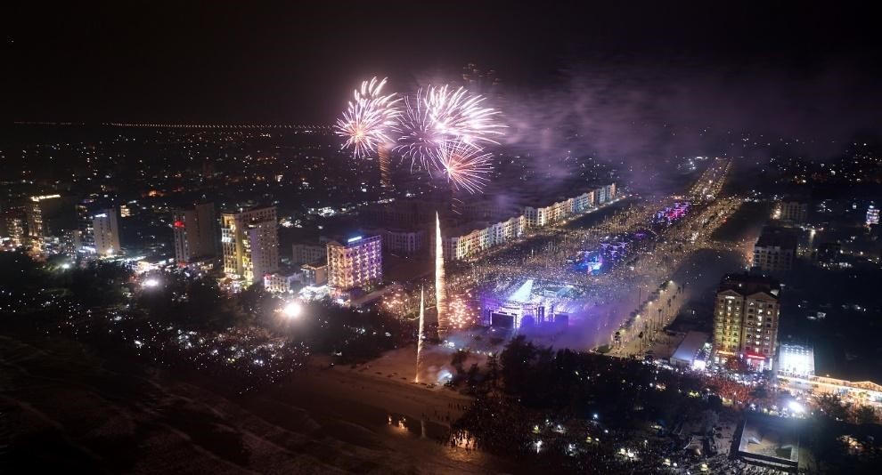 Pháo hoa rực sáng tại Quảng trường biển Sầm Sơn. &nbsp;