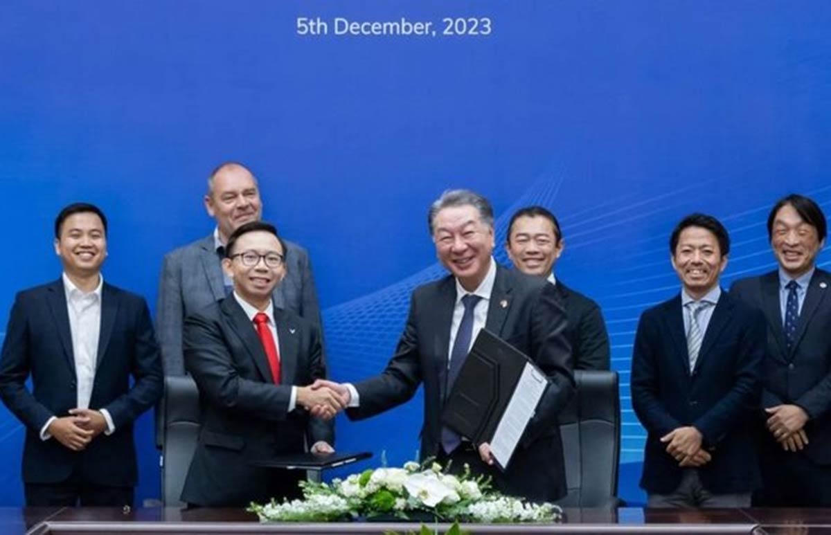 Ông Phạm Nhật Quân Anh (người đeo cà vạt đỏ) là con trai tỷ phú Phạm Nhật Vượng (Ảnh: Vingroup).