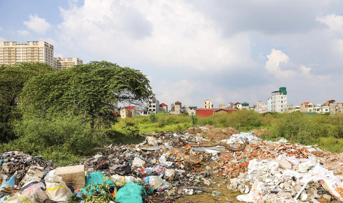 Một phần của dự án biến thành nơi tập kết rác thải, gây ô nhiễm môi trường.