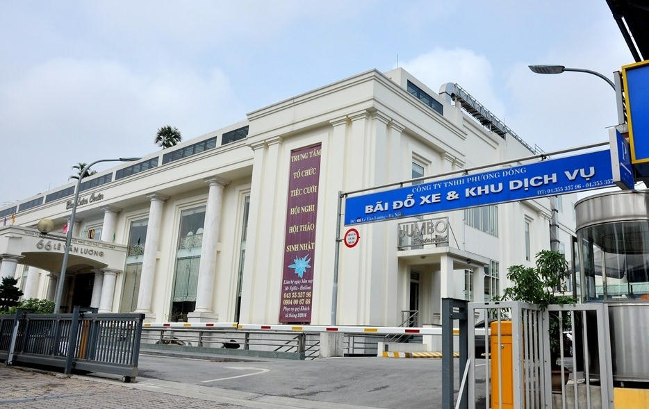 Bãi đỗ xe và khu dịch vụ 66 Lê Văn Lương "biến tướng" thành nhà hàng sang trọng.