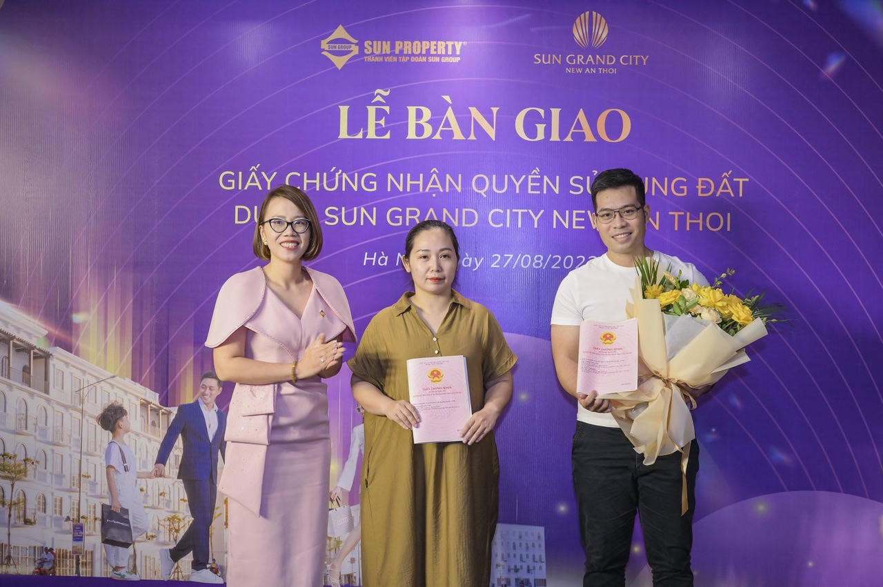 Lễ trao sổ đỏ đợt 1 cư dân Sun Grand City New An Thoi &nbsp;