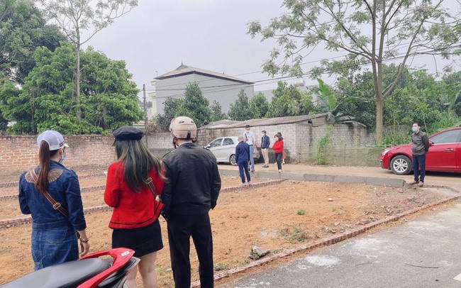 Nhiều nhà đầu tư đứng ngồi không yên vì lỡ “đu đỉnh” khi đất đang nóng sốt. Giờ muốn bán cũng khó. &nbsp;