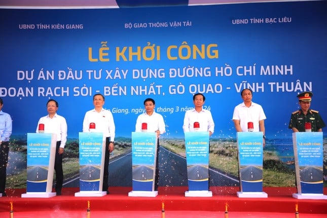 Các đại biểu, khách mời thực hiện nghi thức bấm nút khởi công dự án