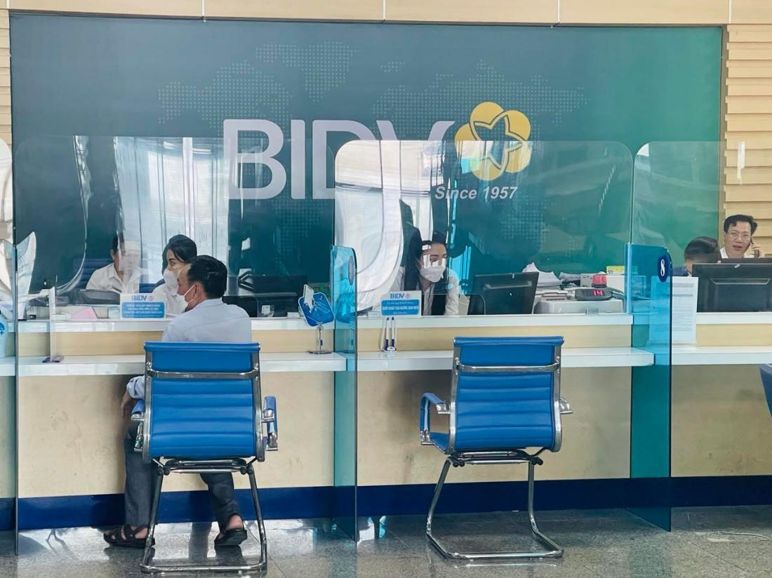 15 ngân hàng được nới room tín dụng với mức điều chỉnh cấp thêm từ 1%-4%. Ảnh: Báo Tin tức &nbsp;