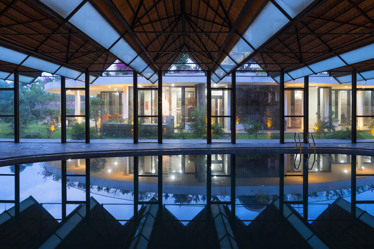 [Ảnh] Ngôi nhà hình elip với bể bơi, sân vườn ở vùng quê Nghệ An 