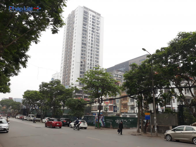 Dự án nhìn từ đường Trần Quốc Hoàn.