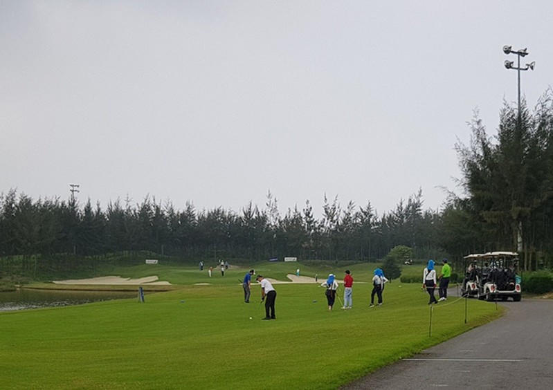 Bất chấp lệnh giãn cách xã hội, sân Golf FLC Sầm Sơn vẫn đón khách vào chơi?