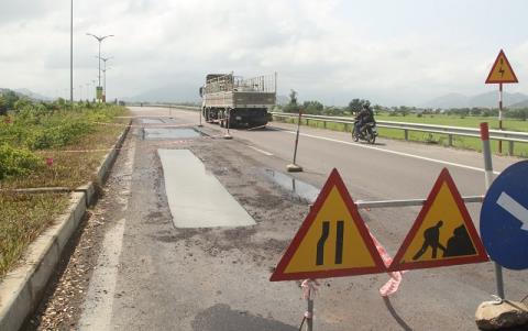 Quốc lộ nghìn tỷ xuất hiện ổ gà: Do mưa, gió?