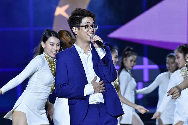 Mỹ Tâm diện váy xẻ sâu, “phiêu” trên sân khấu Thành phố biển hồ