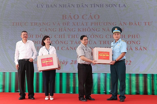 Thủ tướng Phạm Minh Chính tặng quà cho đơn vị