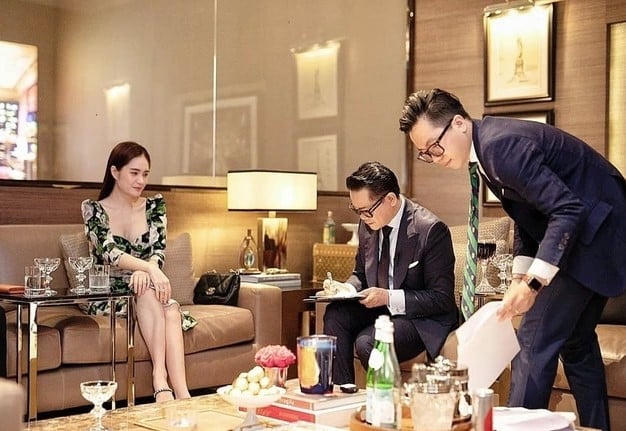 Đoàn Di Băng từng gây xôn xao khi mời NTK Thái Công tân trang căn biệt thự. (Ảnh: FBNV).