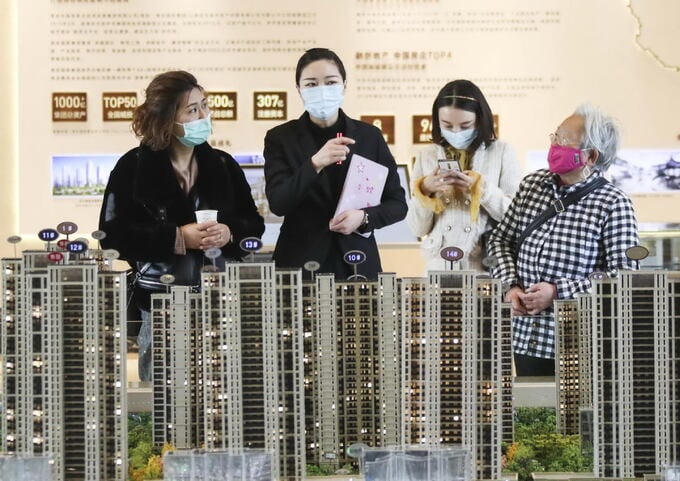 Trung Quốc nỗ lực vượt cơn bĩ cực bất động sản: Phát voucher giảm giá, bia kèm lạc khi mua nhà